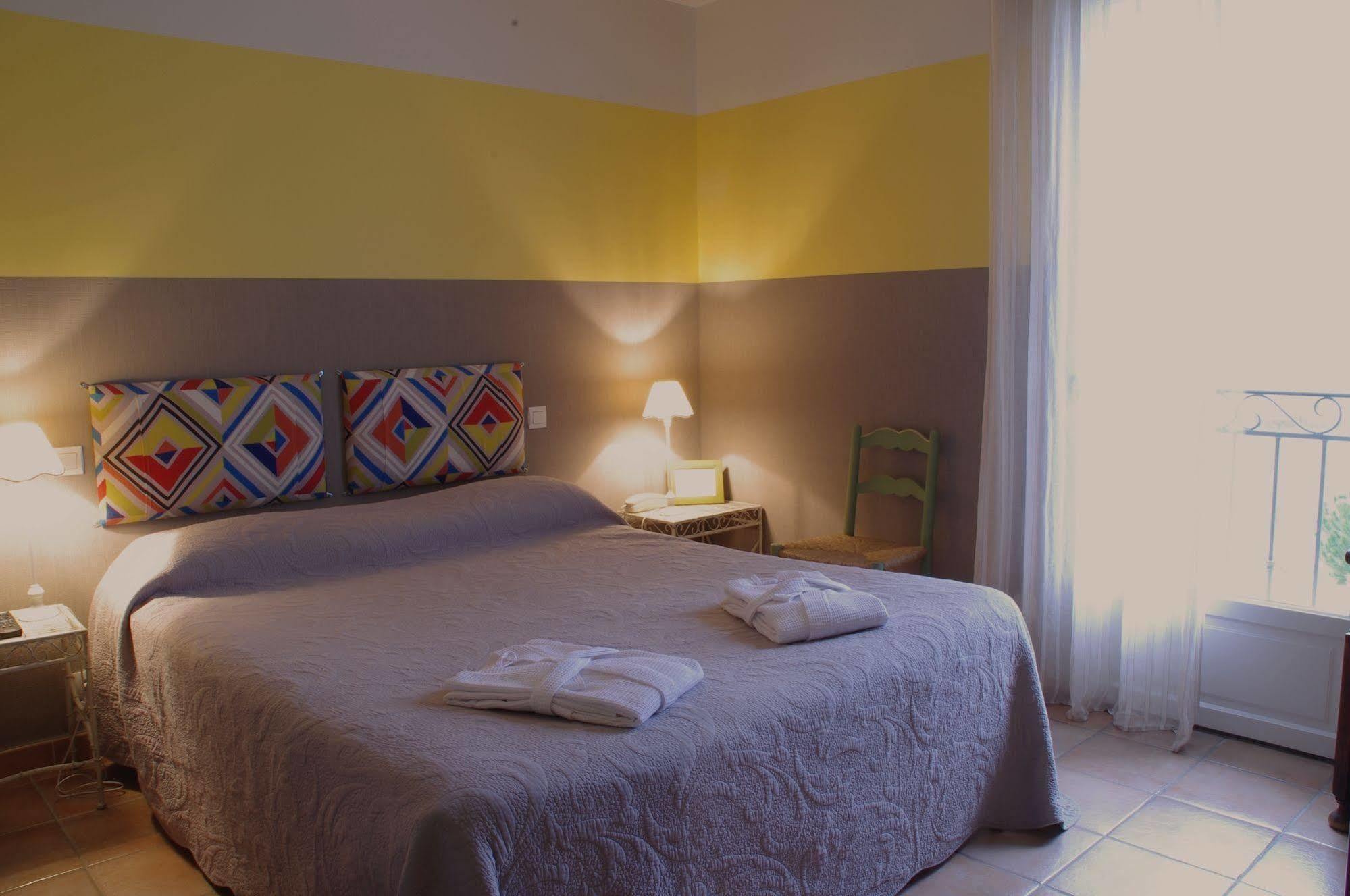 Hotel La Bastide D'Iris Vagnas Bagian luar foto